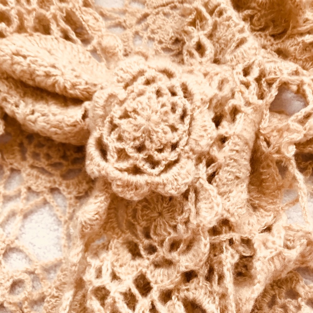 Beautiful hand knitted Wrap - Picture 3 of 4